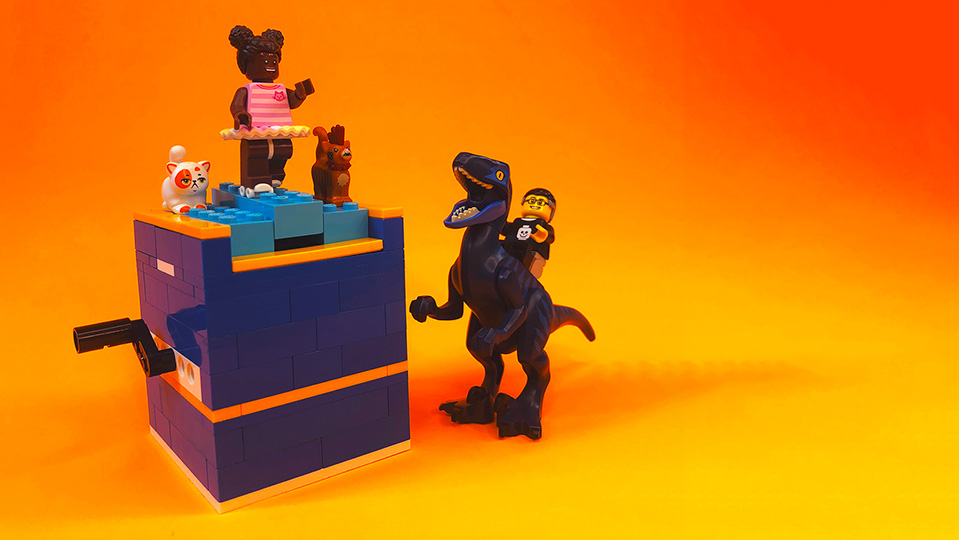 Kinetic LEGO box, dino, mini fig